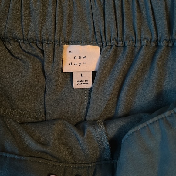Adorable like new teal paper bag waist shorts. - Picture 3 of 7
